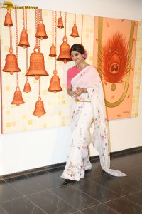 bollywood actress shilpa shetty gorgeous in a white saree