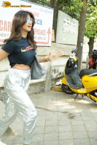 actress shilpa shetty chic look in sunglasses