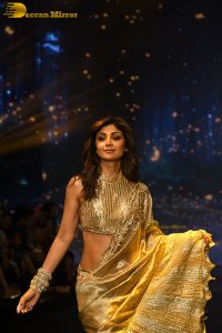 actress shilpa shetty beautiful in a golden saree doing a ramp walk