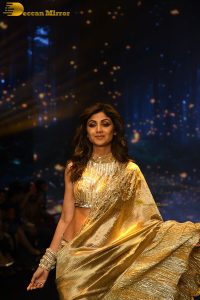 actress shilpa shetty beautiful in a golden saree doing a ramp walk