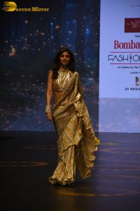 actress shilpa shetty beautiful in a golden saree doing a ramp walk