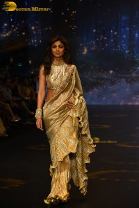 actress shilpa shetty beautiful in a golden saree doing a ramp walk