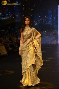 actress shilpa shetty beautiful in a golden saree doing a ramp walk