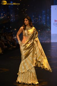 actress shilpa shetty beautiful in a golden saree doing a ramp walk