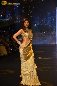 actress shilpa shetty beautiful in a golden saree doing a ramp walk