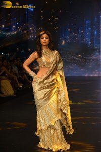 actress shilpa shetty beautiful in a golden saree doing a ramp walk