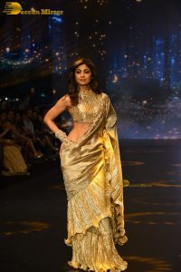 actress shilpa shetty beautiful in a golden saree doing a ramp walk