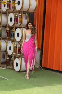 actress shilpa shetty beautiful in a shoulderless top
