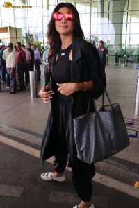 shilpa shetty stylish avatar at airport