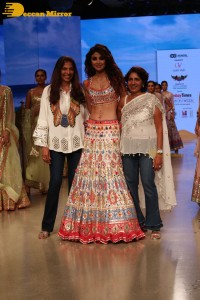 Shilpa Shetty walks the ramp at the Bombay Times Fashion Week