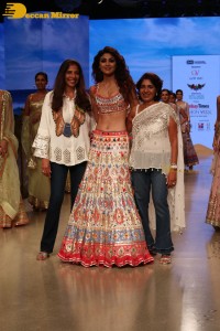 Shilpa Shetty walks the ramp at the Bombay Times Fashion Week