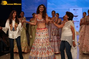 Shilpa Shetty walks the ramp at the Bombay Times Fashion Week