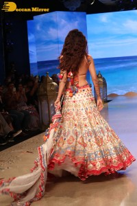 Shilpa Shetty walks the ramp at the Bombay Times Fashion Week
