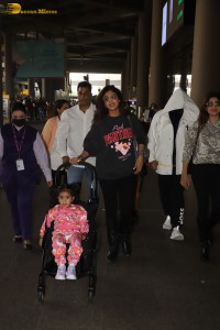 Shilpa Shetty and her family spotted at Mumbai Airport on Jan 5, 2022
