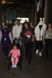 Shilpa Shetty and her family spotted at Mumbai Airport on Jan 5, 2022