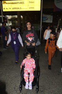 Shilpa Shetty and her family spotted at Mumbai Airport on Jan 5, 2022