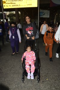 Shilpa Shetty and her family spotted at Mumbai Airport on Jan 5, 2022
