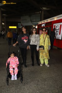 Shilpa Shetty and her family spotted at Mumbai Airport on Jan 5, 2022