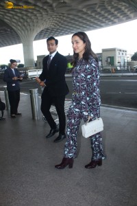bollywood actress Shraddha Kapoor spotted in casual wear at mumbai airport