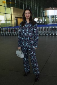 bollywood actress Shraddha Kapoor spotted in casual wear at mumbai airport