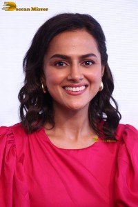 south Indian actress Shraddha Srinath cute in a pink dress