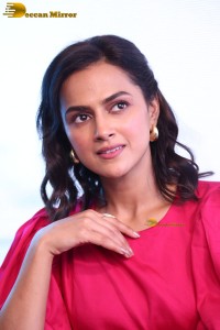 south Indian actress Shraddha Srinath cute in a pink dress