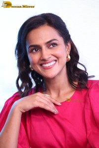 south Indian actress Shraddha Srinath cute in a pink dress