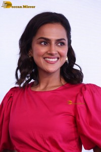 south Indian actress Shraddha Srinath cute in a pink dress