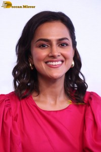 south Indian actress Shraddha Srinath cute in a pink dress