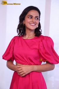 south Indian actress Shraddha Srinath cute in a pink dress