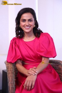 south Indian actress Shraddha Srinath cute in a pink dress