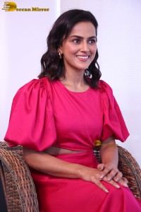 south Indian actress Shraddha Srinath cute in a pink dress