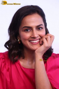 south Indian actress Shraddha Srinath cute in a pink dress