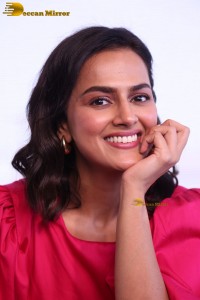 south Indian actress Shraddha Srinath cute in a pink dress