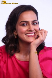 south Indian actress Shraddha Srinath cute in a pink dress