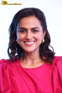 south Indian actress Shraddha Srinath cute in a pink dress