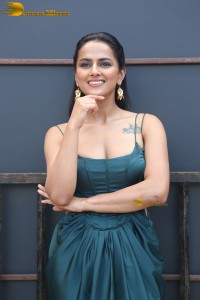 actress Shraddha Srinath cute in a green dress