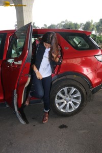 actress shriya saran spotted at mumbai airport