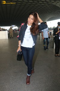actress shriya saran spotted at mumbai airport