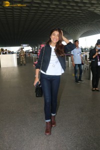 actress shriya saran spotted at mumbai airport