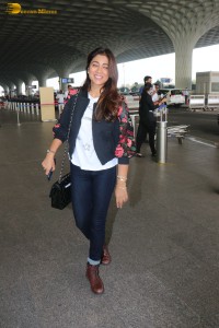 actress shriya saran spotted at mumbai airport