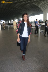 actress shriya saran spotted at mumbai airport
