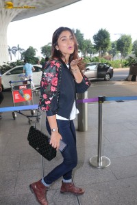 actress shriya saran spotted at mumbai airport
