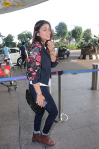 actress shriya saran spotted at mumbai airport