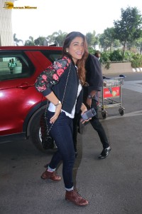 actress shriya saran spotted at mumbai airport