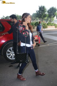 actress shriya saran spotted at mumbai airport