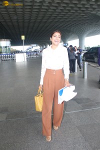 actress Shriya Saran stylish avatar at mumbai airport