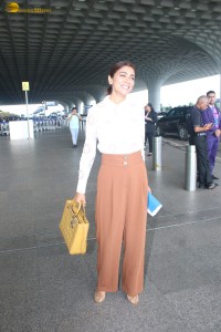 actress Shriya Saran stylish avatar at mumbai airport