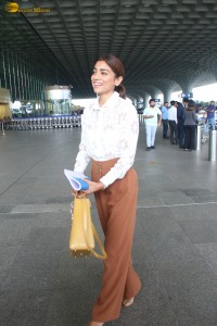 actress Shriya Saran stylish avatar at mumbai airport