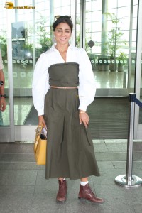 actress Shriya Saran cute expressions at mumbai airport